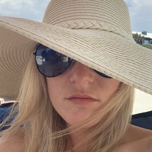 Meet your Posher, Abbey